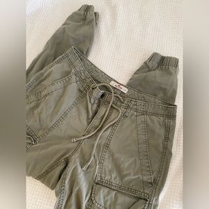 Hollister Cargo Pants in Green